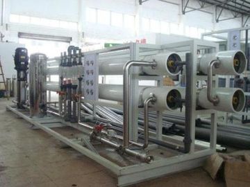 La purification d'eau potable de traitement préparatoire usine l'emballage monté par dérapage